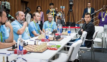 Magnus Carlsen posa junto al equipo uruguayo minutos antes de la 2ª ronda, hoy en Chennai