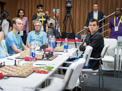 Magnus Carlsen posa junto al equipo uruguayo minutos antes de la 2ª ronda, hoy en Chennai