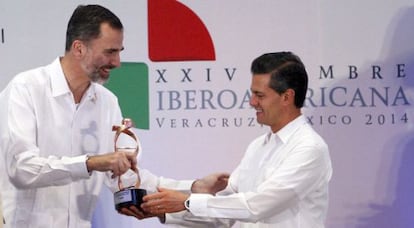 The king next to Mexican President Enrique Peña Nieto in Veracruz.