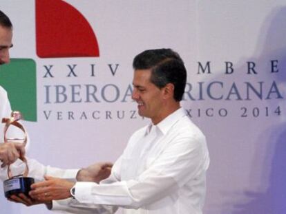 The king next to Mexican President Enrique Peña Nieto in Veracruz.