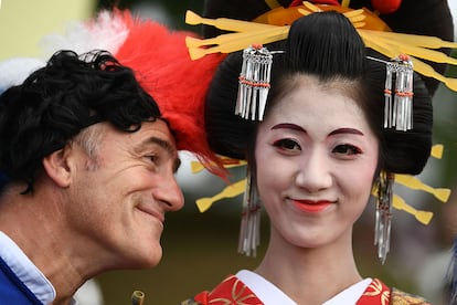 Una mujer vestida de geisha y un aficionado al rugby posan en el estadio Kumamoto durante el mundial de Rugby en octubre de 2019.