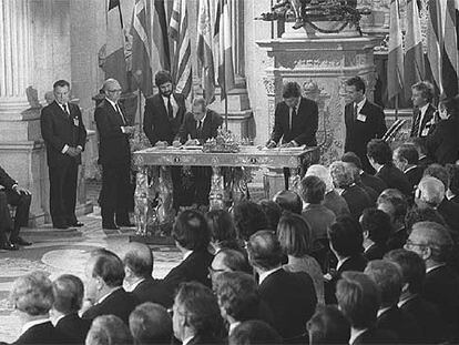 Ceremonia oficial de la firma, por el entonces presidente González, del Tratado de Adhesión con la CEE, el 12 de junio de 1985, en presencia del Rey.