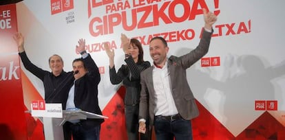 De izquierda a derecha, Iñaki Arriola, Ernesto Gasco, Idoia Mendia y Denis Itxaso en un acto electoral. 