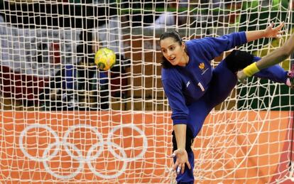 Marina Rajcic, de Montenegro trata de detener un gol durante el partido de balonmano preliminar de mujeres entre Brasil y Montenegro en los Juegos Olímpicos de 2016 en Río de Janeiro, Brasil.