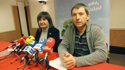 Rufi Etxeberria y Maribi Ugarteburu, en la rueda de prensa en San Sebastián.