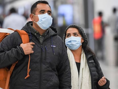 Algunos pasajeros con cubreboca en el aeropuerto de Ciudad de México.