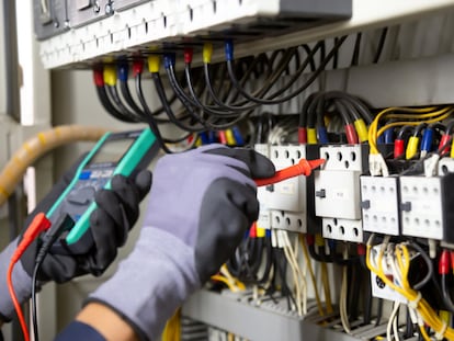 Conecta tu futuro a la energía: fórmate en instalaciones eléctricas.
