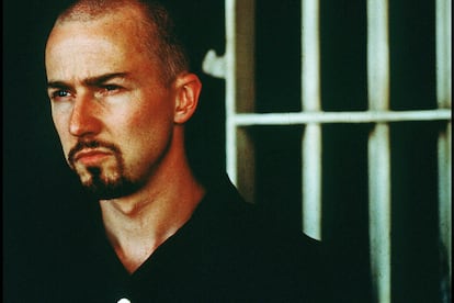 American History X

Nota del público: 8.5/10


Nota de la crítica: 6.2/10


Pocas historias sobre el fascismo han calado más en el público millennial que la protagonizada por un brutal Edward Norton. Los especialistas la acusaron de simplista y efectista.