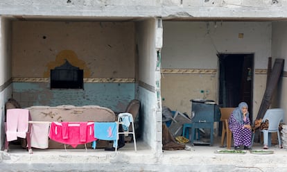 Una mujer, este viernes en su casa destruida en Rafah, en el sur de la franja de Gaza.