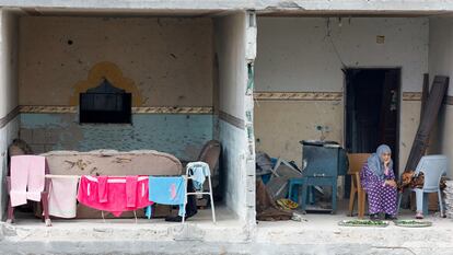 Una mujer, este viernes en su casa destruida en Rafah, en el sur de la franja de Gaza.