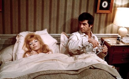 Monica Vitti se queda dormida y Jean-Claude Brialy se pregunta por qué. La película se llama 'El fantasma de la libertad' (1974)