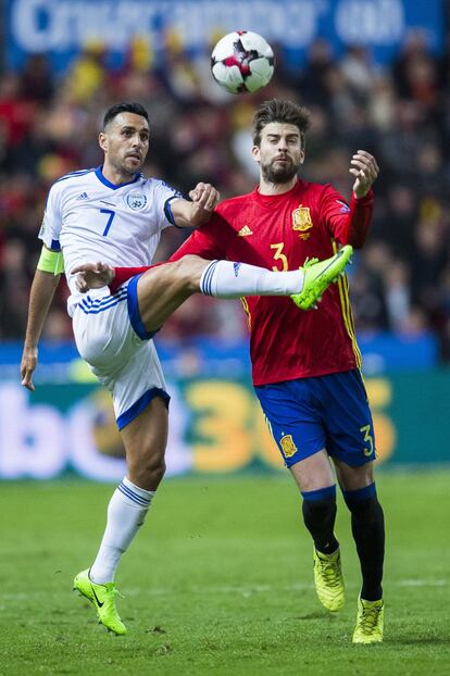 Gerard Piqué y Eran Zahavi pelean por el balón.