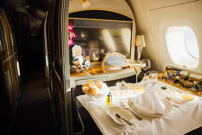 Mesa puesta en una cabina de primera clase de Emirates en un vuelo Madrid-Dubái el pasado mes de octubre.