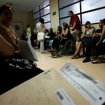 Un grupo de pacientes, en su mayoría mujeres, en la sala de espera de un centro de salud de Valencia.