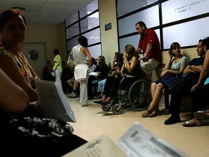 Un grupo de pacientes, en su mayoría mujeres, en la sala de espera de un centro de salud de Valencia.