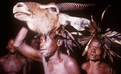 Curandero durante un ritual para beneficiar la caza, Ubangi- Shari. África Central, 1957