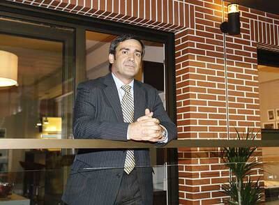 Jabyer Fernández, presidente del grupo Afer, posa en uno de los modelos de pisos prefabricados presentados el pasado mes de junio.