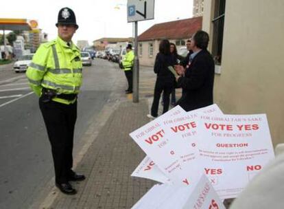 Un policía vigila la entrada a un colegio electoral durante la jornada electoral en Gibraltar.