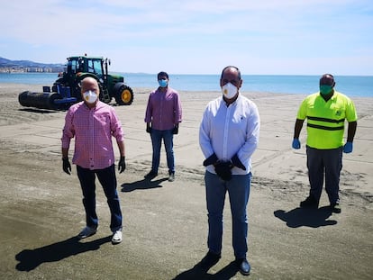 El Ayuntamiento de Vélez-Málaga ha empezado a trazar este jueves con máquinas el sistema que separará a sus bañistas en la playa. Lo hará mediante cuadrículas trazadas con líneas de más de dos metros con las que buscan evitar contagios.