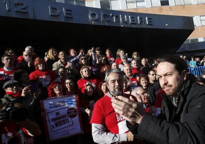 Pablo Iglesias, con los afectados por la hepatitis C.