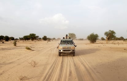 Patrulla de soldados nigerinos en la frontera entre Níger y Nigeria, cerca de Diffa.