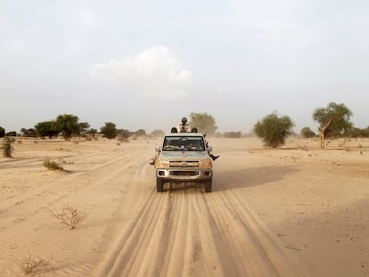 Patrulla de soldados nigerinos en la frontera entre Níger y Nigeria, cerca de Diffa.