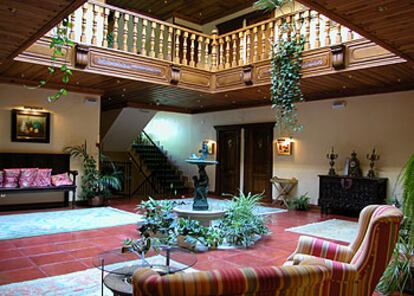 Patio interior con balaústres en el hotel Torremilanos, en las cercanías de Aranda de Duero (Burgos).

Barricas de las bodegas Peñalba López, a las que pertenece el hotel Torremilanos.