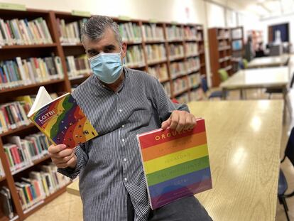 El director de la Biblioteca Municipal de Castellón, Joan Carlos Usó, muestra dos libros retirados de los institutos por orden de una jueza.