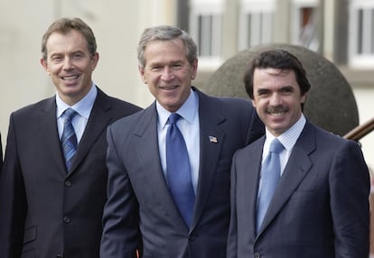 El antiguo primer ministro de Reino Unido Tony Blair (izquierda), el expresidente estadounidense George Bush y el expresidente español Jose María Aznar (derecha), durante la Cumbre de las Azores, en la que se debatió la guerra de Irak.