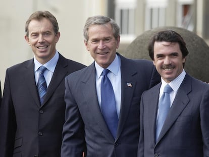 El antiguo primer ministro de Reino Unido Tony Blair (izquierda), el expresidente estadounidense George Bush y el expresidente español Jose María Aznar (derecha), durante la Cumbre de las Azores, en la que se debatió la guerra de Irak.