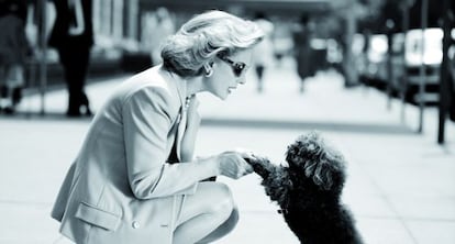 Carolina Herrera, en la Quinta Avenida de Nueva York, con su perro Alfonsito, en 1992.