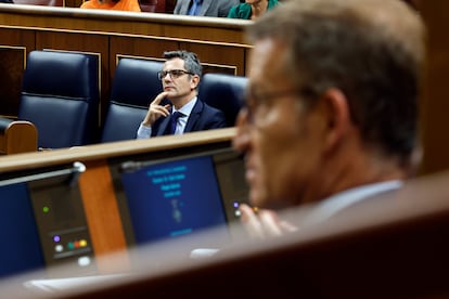 El ministro de la Presidencia en funciones, Félix Bolaños, y el presidente del PP, Alberto Núñez Feijóo, durante el pleno que debatía y votaba la reforma del Reglamento del Congreso de los Diputados para permitir el uso de las lenguas que tengan carácter oficial en alguna comunidad autónoma. 