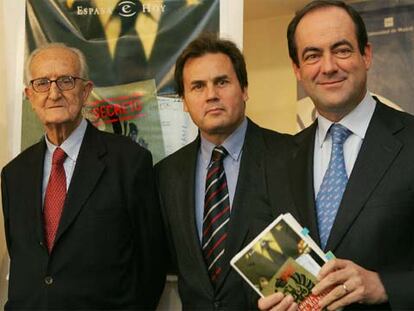 El teniente general José María Sáenz de Tejada, Francisco Medina (autor de <i>Memoria oculta del Ejército)</i> y José Bono, durante la presentación del libro en el Círculo de Bellas Artes.
