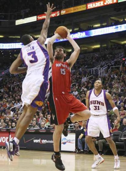 El español Jorge Garbajosa intenta tirar a canasta ante la presencia del jugador de los Suns Diaw.