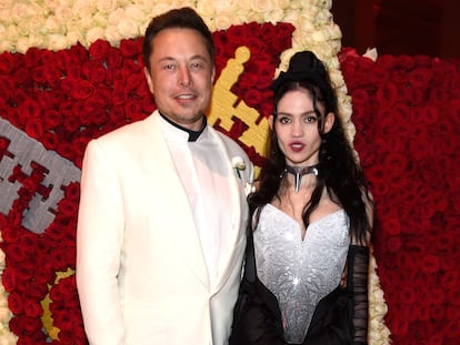 Elon Musk y Grimes en la gala de mayo de 2018 del Museo Metropolitano de Nueva York.