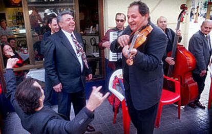 Los componentes de Taraf de Haïouks, ayer en plena fiesta musical en Russafa.