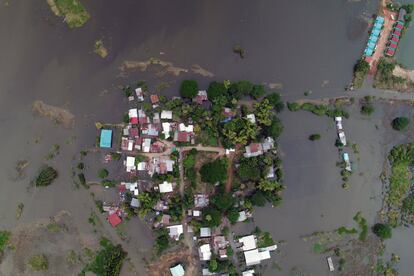 Vista aérea de un área inundada en la provincia de Sakon Nakhon (Tailandia).