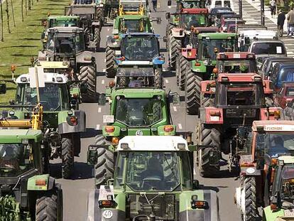 Los tractores ocupan las caslles de Vitoria