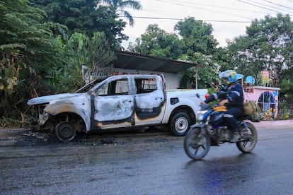 Uno de los automóviles que fueron incendiados durante la oleada de violencia en Villahermosa de este jueves. 