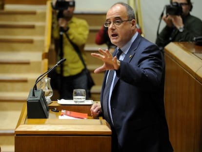 El portavoz del PNV, Joseba Egibar, durante la sesión de esta tarde en el pleno de investidura del nuevo 'lehendakari'.