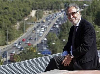 Pere Navarro observa el trfico desde el helipuerto situado en el tejado de la sede central de la DGT en Madrid.