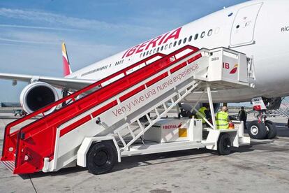 Avión de la familia A330 de Iberia con la escalera de embarque instalada.