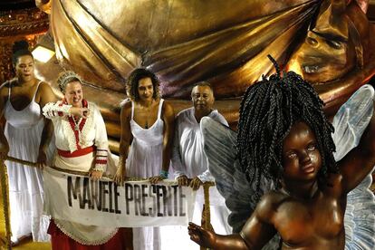 Além da Mangueira, a escola Unidos da Vila Isabel também homenageou a vereadora Marielle Franco. Na imagem, a família de Marielle no destaque da agremiação carioca, no carro 'Liberdade enfim raiou!'.