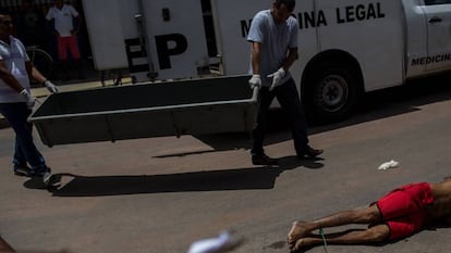 Policiais recolhem o corpo de um homem assassinado num sábado de abril em Natal (RN).