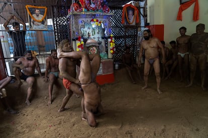 Dos luchadores tradicionales participan en un combate durante el festival Nag Panchami en Prayagraj (La India), este martes.