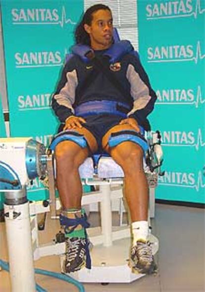Ronaldinho, ayer, en los servicios médicos del Barcelona.