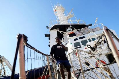 Un migrante rescatado por el 'Open Arms' llega al puerto de Algeciras.