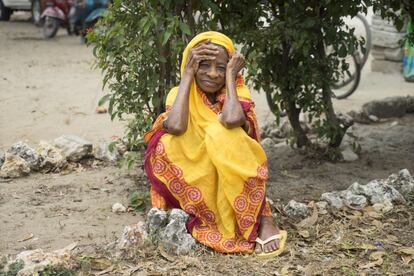 Fatma Hassan Makame, que a sus 81 años ha caminado dos kilómetros desde su casa para cobrar su primera pensión, esperara en una larga cola delante del colegio de Bububu, en las afueras de Ciudad de Zanzíbar.