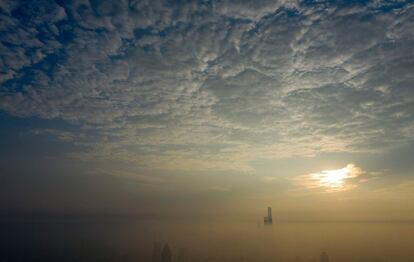 El sol sale sobre el distrito financiero de Pudong en un día contaminado en Shanghái (China)