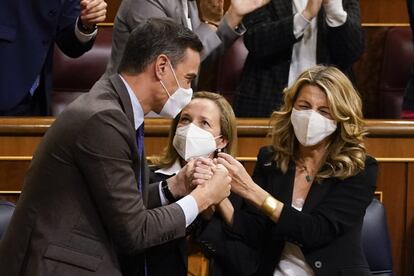 El presidente del Gobierno, Pedro Sánchez, felicita a la vicepresidenta segunda y ministra de Trabajo, Yolanda Díaz, ante la mirada de Nadia Calviño, vicepresidenta primera y ministra de Economía, este jueves tras la aprobación en la Cámara baja de la reforma laboral.